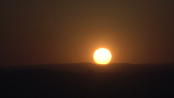 Sun setting behind hillside — Stock Video