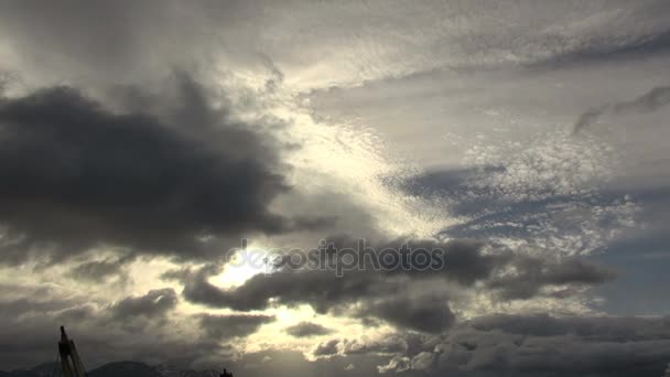 Luz del sol a través de nubes grises lapso de tiempo — Vídeos de Stock