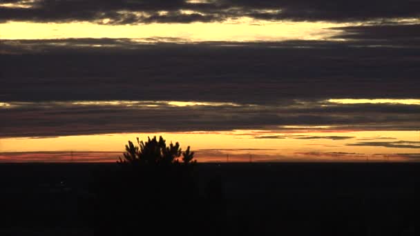 Sonnenaufgang erhellt die Landschaft — Stockvideo