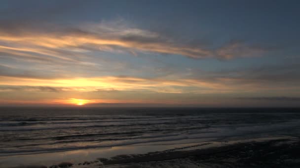 Захід сонця і красиве небо — стокове відео