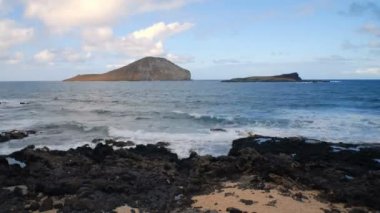Dalgalar Hawaii plajda çökmesini