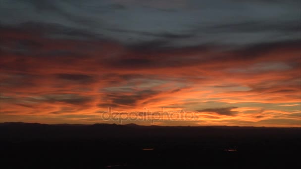 Atardecer sobre ciudad rural — Vídeos de Stock