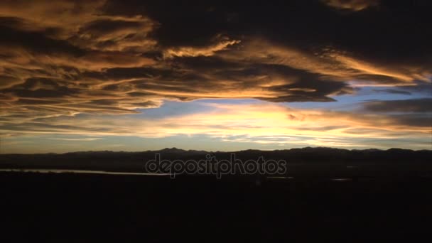 Захід сонця в нічний час зміна хмар — стокове відео