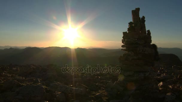 Puesta de sol con silueta torre de roca y senderismo hombre — Vídeo de stock