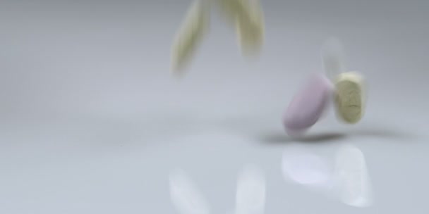 Suplemento pastillas cayendo en una pila — Vídeo de stock