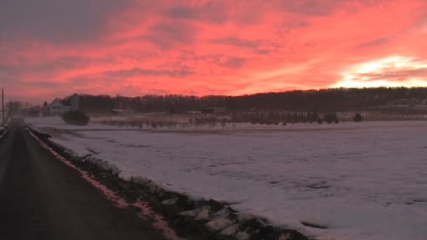 Puesta de sol vibrante sobre la granja panorámica — Vídeo de stock