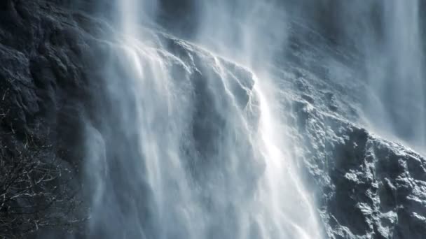 Vodopád pozadí jarní voda zdroj čerstvé cleanwaterfall Zpomalený pohyb — Stock video