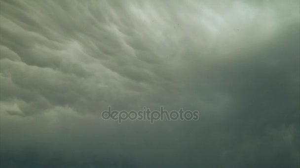 Welle von Wolken, die sich über den Himmel ziehen — Stockvideo