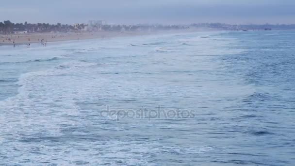 Golven die komen in op Californische kust — Stockvideo