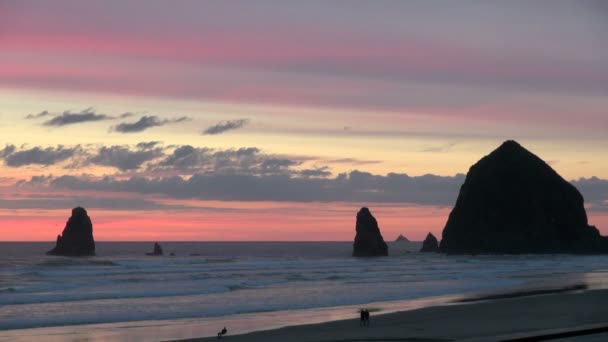 Olas chocando contra la roca del pajar en la playa de cañones — Vídeos de Stock