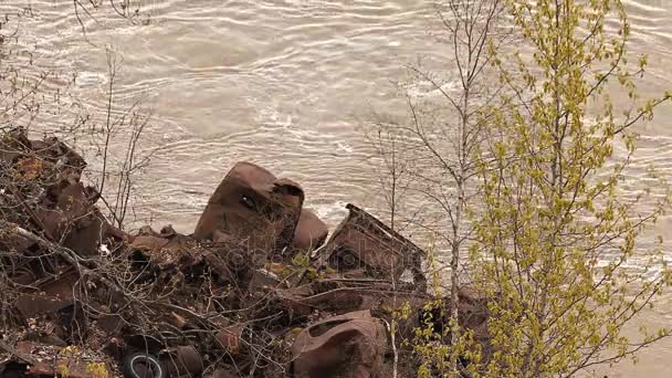 Обломки в реке — стоковое видео