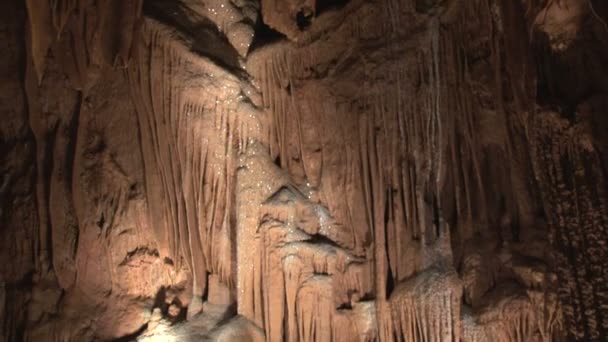 Kicsinyítés szikrázó barlang — Stock videók