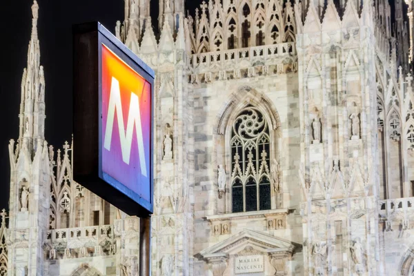 Arka planda Katedral olan metro metro trafik levhası Milano, Lombardy, İtalya 'da