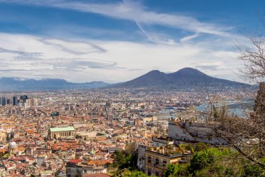 Arka planda Vezüv Dağı olan Napoli şehir merkezinin havadan görüntüsü. Napoli Körfezi, İtalya