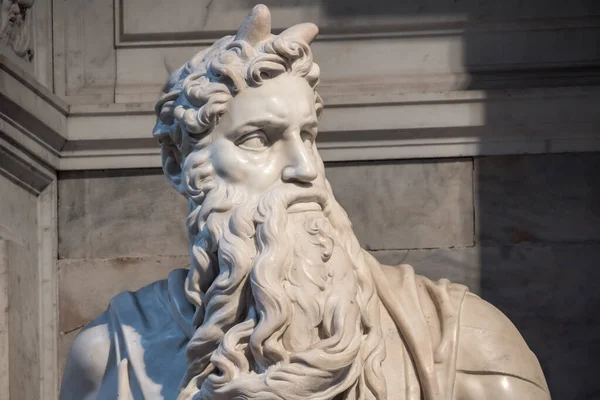 Roma, Itália, maio de 2018: Detalhe da estátua de mármore de Moisés esculpida por Michaelangelo localizada em San Pietro na igreja Vincoli, Roma, Itália — Fotografia de Stock