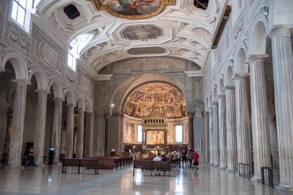Roma 'daki Aziz Peter Kilisesi' nin içinde, Eudossian Bazilikası olarak da bilinir..