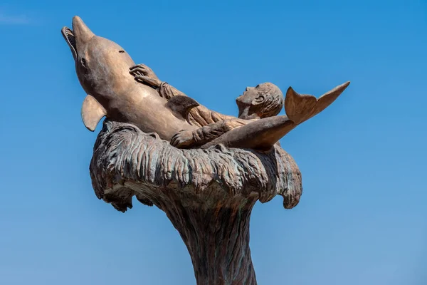 Porto Santo Stefano, Grosseto, Toscana, Italia, aprile 2018: Monumento ai caduti del mare, Statua del delfino sul lungomare del navigatore, Porto Santo Stefano, Toscana, Italia — Foto Stock