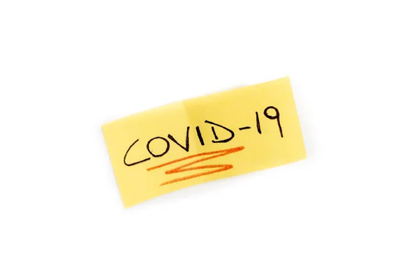 Papiererinnerung mit Coronavirus gezeichnet, auf weißem Hintergrund — Stockfoto