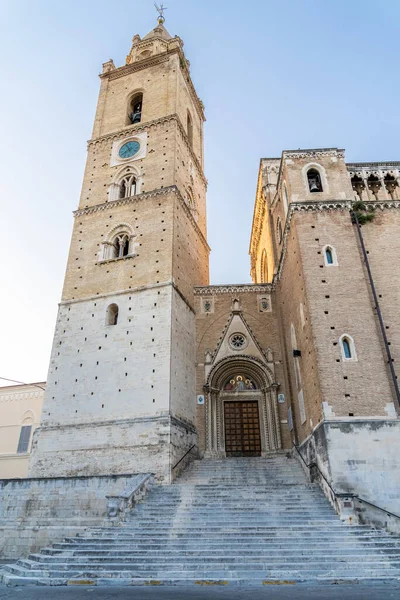San Giustino Katedralleri kapısı ve çan kulesi, Chieti, Abruzzo, İtalya