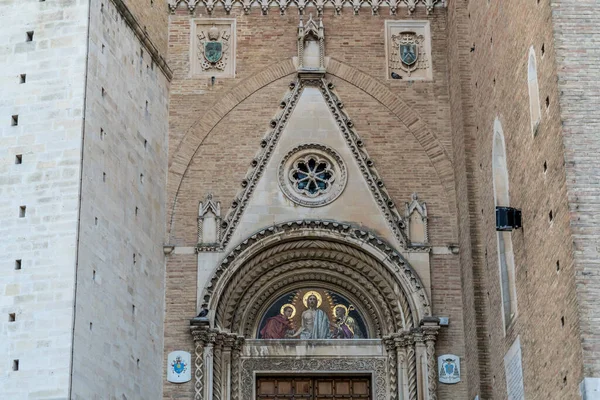 Tor der Kathedralen von San Giustino, Mosaikdetails auf der Torspitze, in Chieti, Abruzzen, Italien — Stockfoto