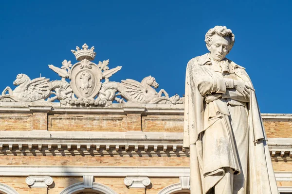 Estátua Giacomo Leopardi na cidade de Recanati, Itália — Fotografia de Stock