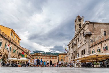 Ascoli Piceno, İtalya - Ağustos 2019 - Ascoli Piceno İtalya 'daki Halkların Meydanı. Piazza del Popoli, Ascoli Piceno 'nun ana meydanıdır.