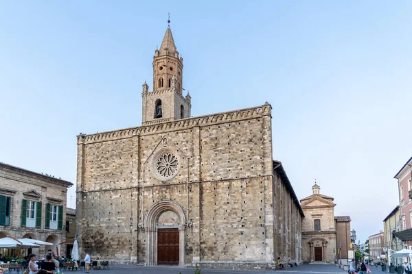 Atri, Teramo, İtalya, Ağustos 2019: Atri Katedrali, Santa Maria Assunta Bazilikası, 1899 'dan beri milli anıt, Gotik mimari