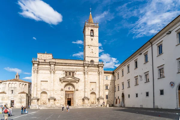 Ascoli Piceno, İtalya, Ağustos 2019: St. Emidio Katedrali ve Ascoli Piceno, İtalya 'daki Arringo Meydanı' ndaki San Giovanni Vaftizhanesi. Arringo Meydanı şehrin en eski anıtsal meydanıdır.