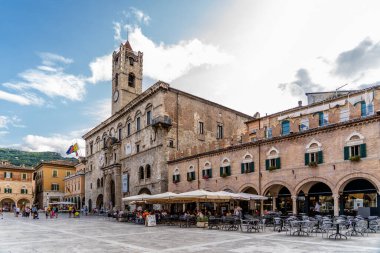 Ascoli Piceno, İtalya - Ağustos 2019 Piazza del Popolo, Ascoli Piceno İtalya 'daki Halkların Sarayı. 13. yüzyılda inşa edilen saray. 