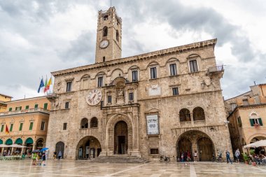 Ascoli Piceno, İtalya - Ağustos 2019 Piazza del Popolo, Ascoli Piceno İtalya 'daki Halkların Sarayı. 13. yüzyılda inşa edilen saray. 