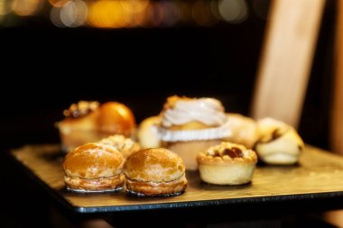 Sfogliatella, tipik Napoli pastası, sarı krema ve çilekli. İtalya