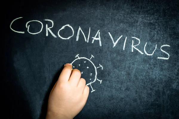 Coronavirus, tahtaya tebeşirle yazılmış el yazısıyla yazılmış bir çocuk. Okul kavramı