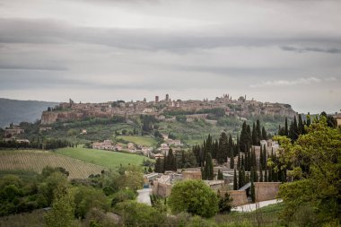 Orvieto antik etrusya şehrinin güzel panoramik manzarası bulutlu bir günde Orvieto, Terni, Umbria, İtalya