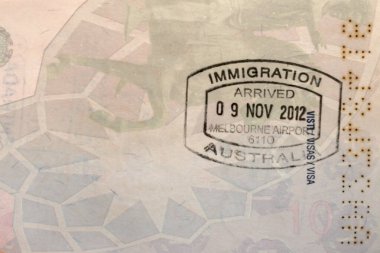 Pasaport sayfasında göçmen bürosu giriş damgası var. Göçmen bürosu Avustralya. Seyahat ya da turizm kavramı.