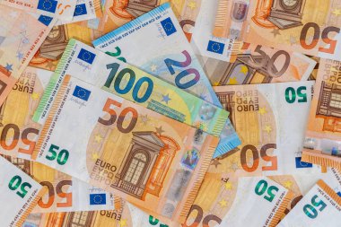Uçakta bir sürü banknot ayarlandı. Para Arkaplanı. İş konsepti.