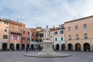 Grosseto, Tuscany, İtalya - Nisan 2018: Lorraine Grandükü II. Leopold anıtı, diğer adıyla Canapone, Grosseto 'daki Piazza Dante' de bulunan bir anıttır.
