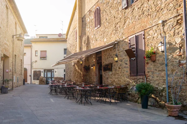 Castiglione della Pescaia, Toskana, İtalya - Aprile 2018: Günbatımında Castiglione della Pescaia Eski Kasabası, Grosseto, Toskana, İtalya