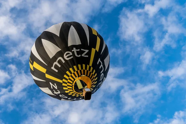 Paestum Italië September 2019 Gekleurde Heteluchtballon Vliegen Een Prachtige Bewolkte — Stockfoto