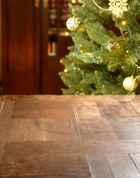 Adornos del árbol de Navidad en el fondo de las tablas viejas Fotos De Stock