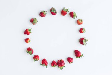 Oval çerçeve çilek beyaz arka plan üzerinde. Düz yatıyordu, en iyi görünümü.