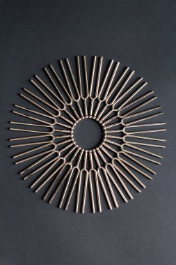 Tuning çatal yuvarlak siyah bir arka plan deseni