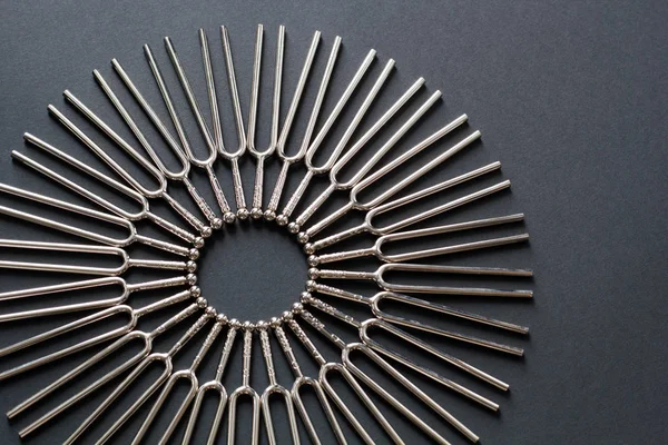 Tuning fork motif rond sur un fond noir — Photo