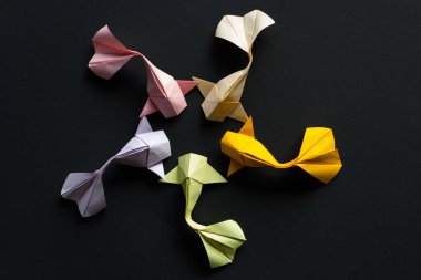 El yapımı kağıt el sanatları origami altın koi sazan balıkları siyah arka plan üzerine oval çerçeve şekil. Üstten Görünüm