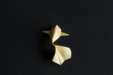 El yapımı kağıt el sanatları origami sarı koi sazan balık siyah arka plan üzerine. Arkadan Görünüm