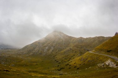 Karadağ 'ın kuzey kesimindeki Durmitor Ulusal Parkı' nda sonbahar mevsiminde inanılmaz renkler ve vadide alçak sis vardı. Karadağ 'da sonbahar.