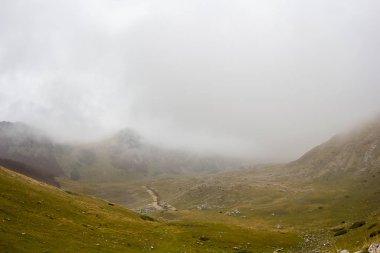 Karadağ 'ın kuzey kesimindeki Durmitor Ulusal Parkı' nda sonbahar mevsiminde inanılmaz renkler ve vadide alçak sis vardı. Karadağ 'da sonbahar.