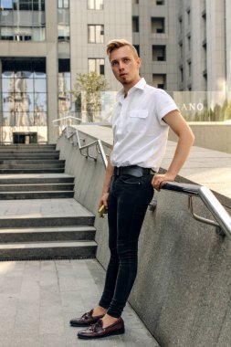 Gömlekli şık adam