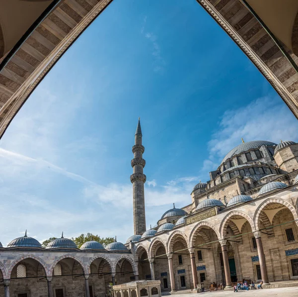 Vista exterior da mesquita Suleymaniye A mesquita foi construída sob a instrução de Suleymaniye, o Magnífico . — Fotografia de Stock