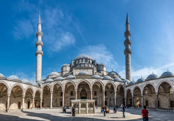 Vista exterior da mesquita Suleymaniye A mesquita foi construída sob a instrução de Suleymaniye, o Magnífico . — Fotografia de Stock