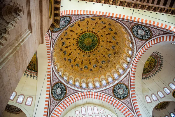 Vista interior das cúpulas e tetos da mesquita Suleymaniye, maior mesquita de Istambul — Fotografia de Stock